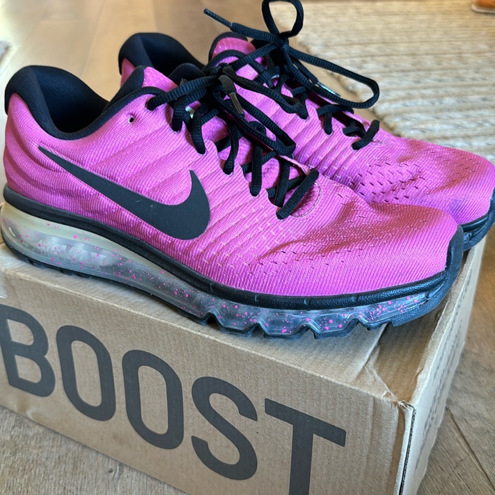 Men’s pink Nikes size 11